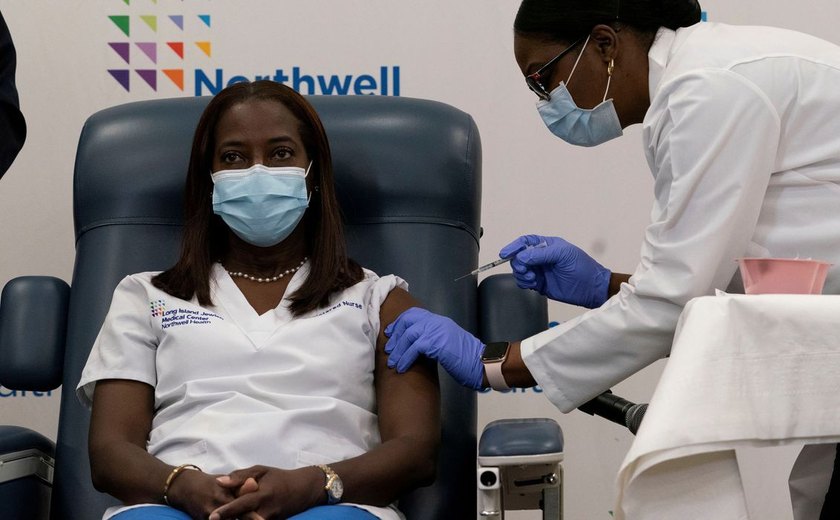Enfermeira é primeira a ser vacinada contra Covid-19 nos Estados Unidos