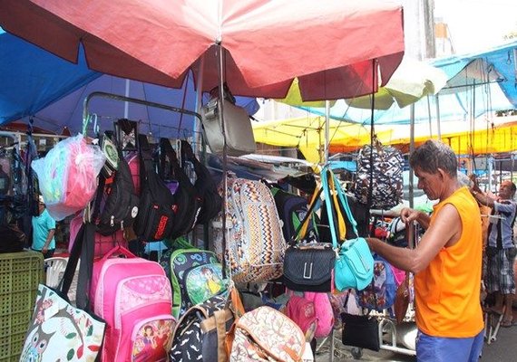 Embaixo de sol escaldante, camelôs ganham a vida no grito