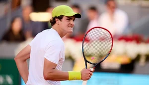 João Fonseca vai à 1ª semi de ATP 500 após abandono de rival no 3º set