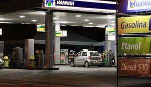 Por que gasolina no Brasil cai mais do que em outros países e quem está pagando a conta?