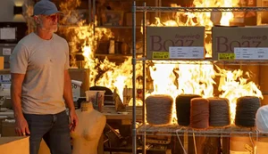 Tragédia! Jaques incendeia fábrica e invade desfile armado no final de 'Dona de Mim'