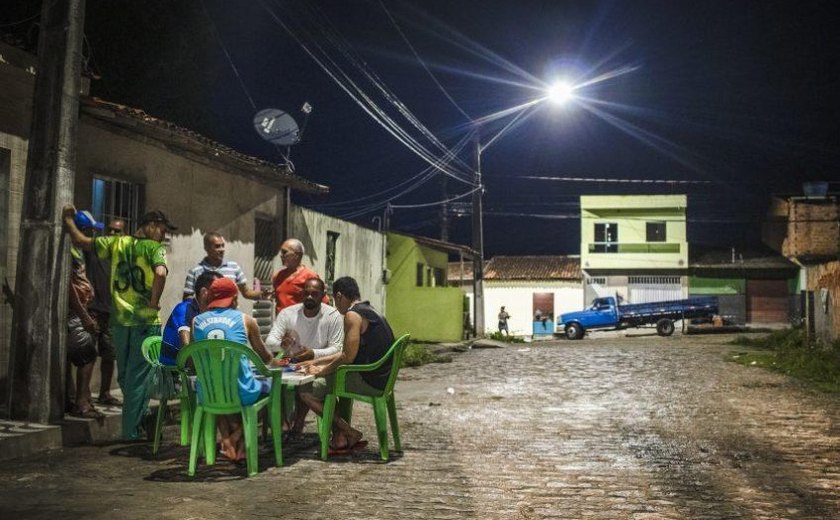 Melhoria da iluminação pública retoma uso de espaços públicos em Maceió