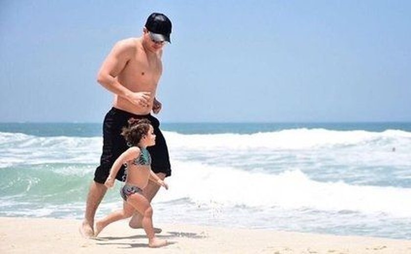 Wesley Safadão se diverte com a filha na praia