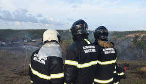 Vegetação em terreno baldio pega fogo próximo a residências