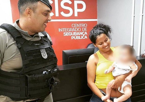 Policial militar socorre bebê de dois meses que se engasgou com leite materno