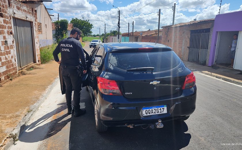 Polícia Civil prende homem com carro roubado e placa clonada