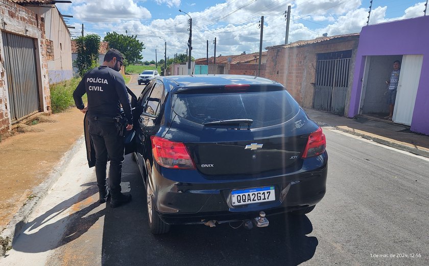 Polícia Civil prende homem com carro roubado e placa clonada