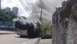 Ônibus do transporte urbano pega fogo no Poço