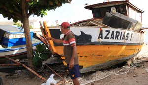 Pescadores pedem ajuda após ressaca danificar os barcos