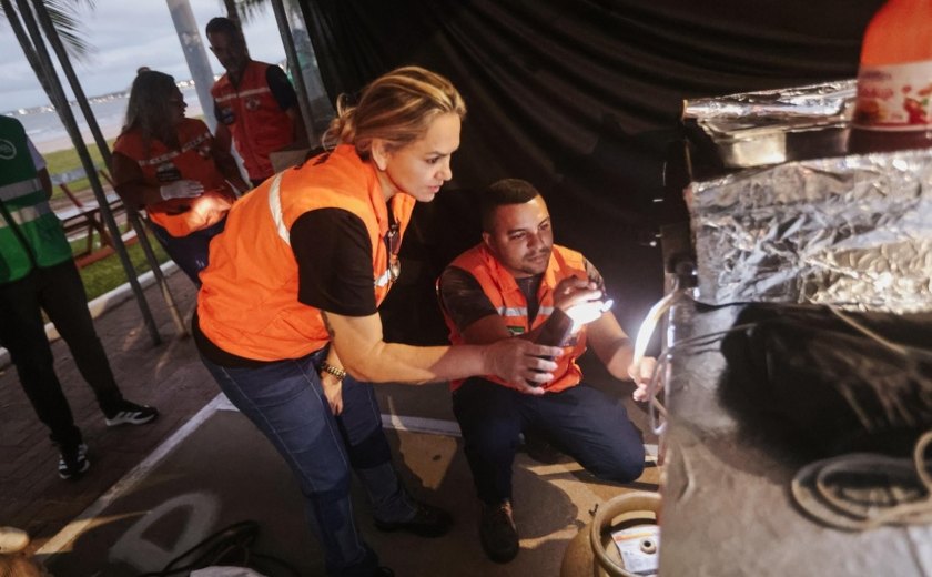 Barracas que utilizam gás de cozinha no São João Massayó passam por vistorias