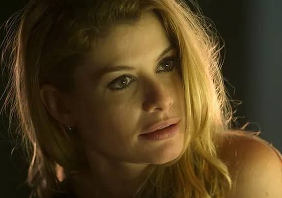 'Rock Story': Desprezada por Gui, Diana passa a noite com Lázaro