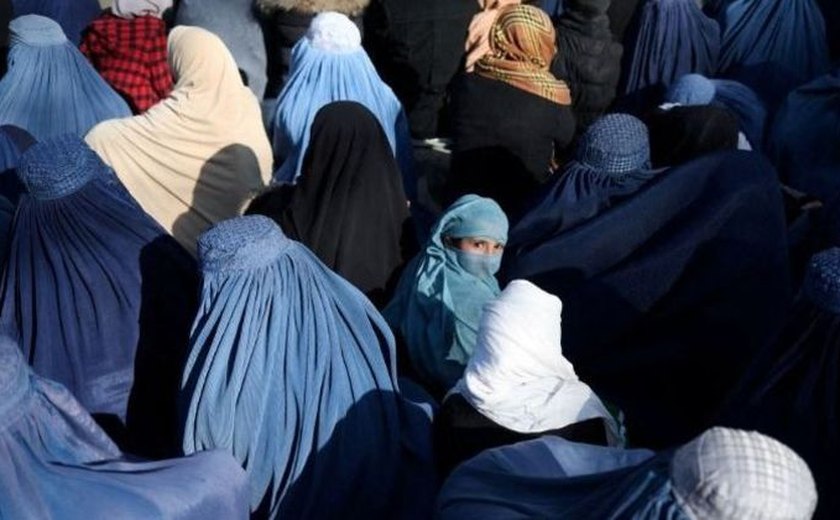 Talibã proíbe entrada de mulheres em parques, jardins e academias