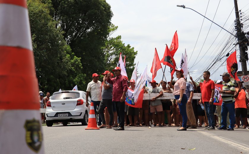 Trabalhadores rurais sem-terra ocupam Avenida Fernandes Lima