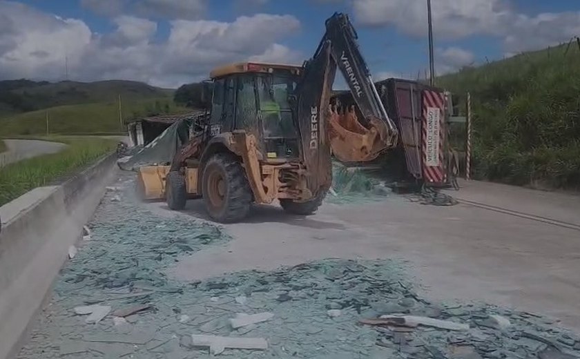 Carreta carregada com vidro tomba e bloqueia BR-101 em Novo Lino