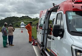 Capotamento na BR-101, em Joaquim Gomes, deixa duas pessoas feridas