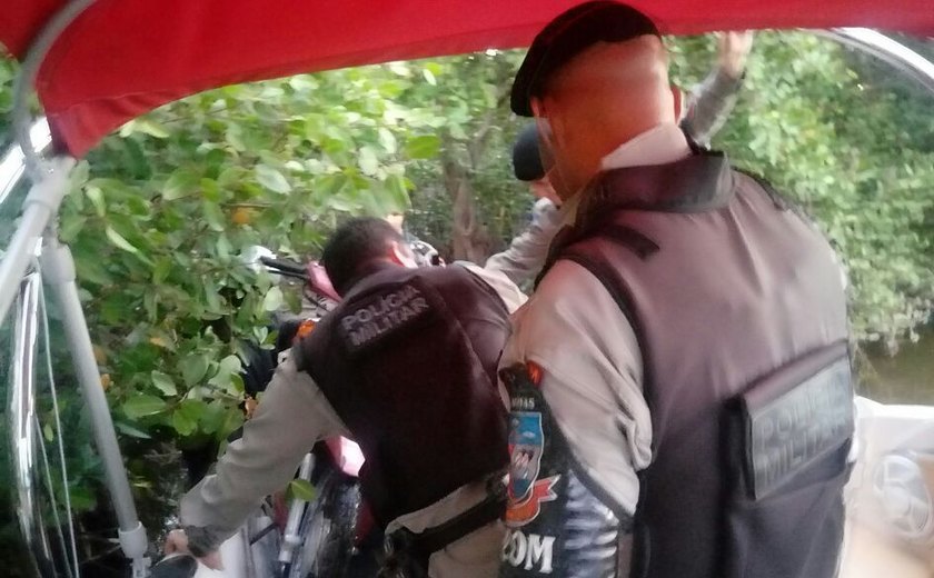 Polícia descobre desmanche de motos em área de mangue