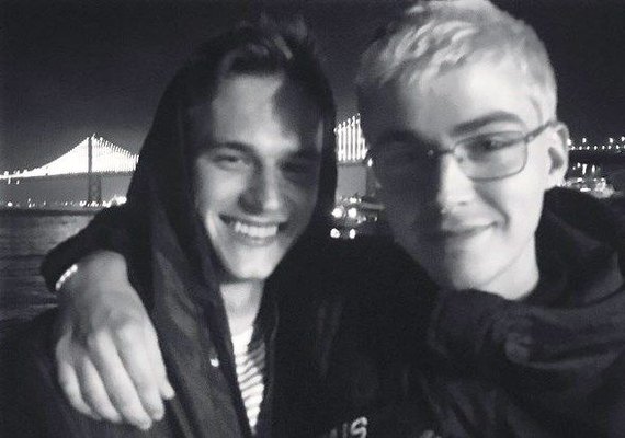 Dupla que trabalha em nova série do Netflix forma casal na vida real