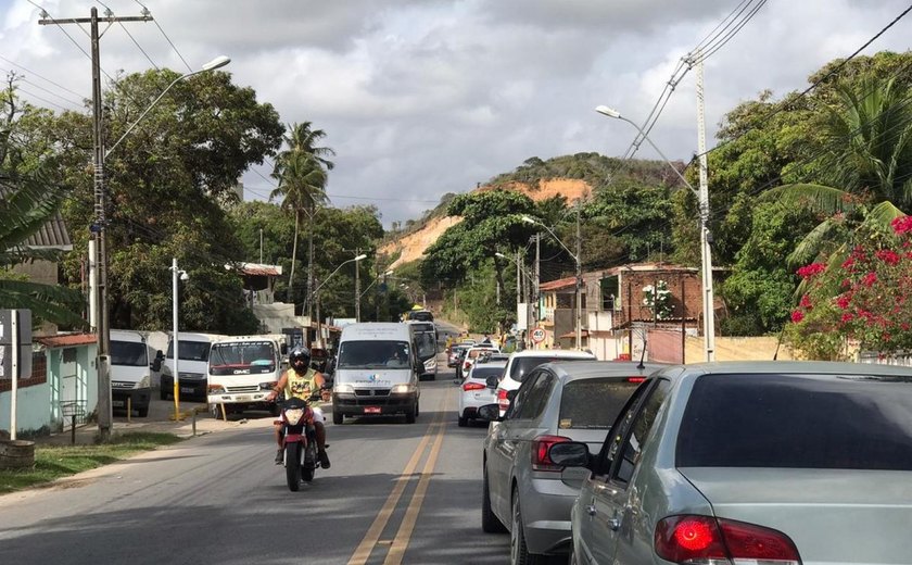 Protestos contra reajuste da passagem de ônibus bloqueiam vias em Maceió