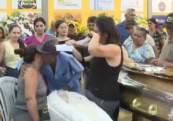 Velórios de vítimas de tragédia com ônibus reúnem moradores em Coité do Nóia