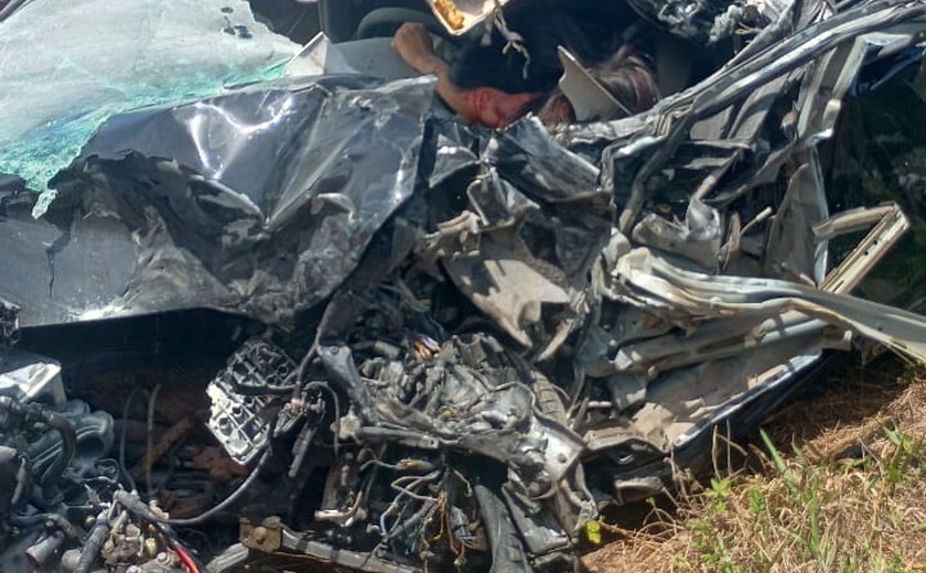 Acidente entre caminhão e carro deixa vítima presa às ferragens na AL-101 Sul, em Piaçabuçu
