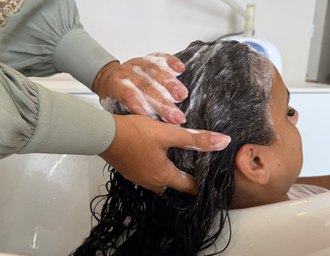 Plástica dos fios ganha espaço no verão como aliada contra danos do sol, sal e cloro