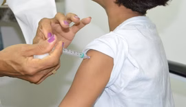Nova vacina contra pneumonia e meningite começa a ser aplicada no SUS; veja quem pode receber