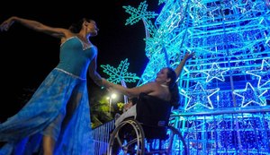 Árvore dançante ilumina o Natal na Praça Multieventos, em Pajuçara