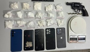 PM apreende uma arma, cerca de um quilo de drogas, seis celulares e uma motocicleta no interior de Alagoas