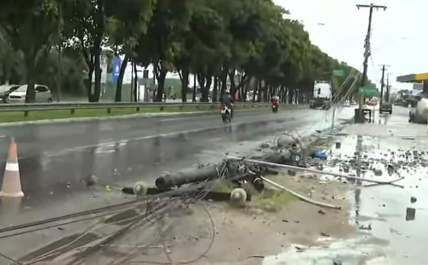 Motorista de caminhão fica ferido após perder controle do veículo e atingir poste no Tabuleiro
