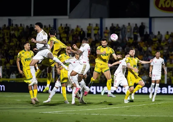 Com um a mais, Mirassol vence e complica Internacional no Brasileirão