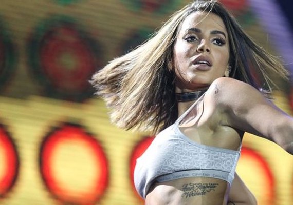 Voltando da Califórnia, Anitta tem malas abertas pela Receita Federal