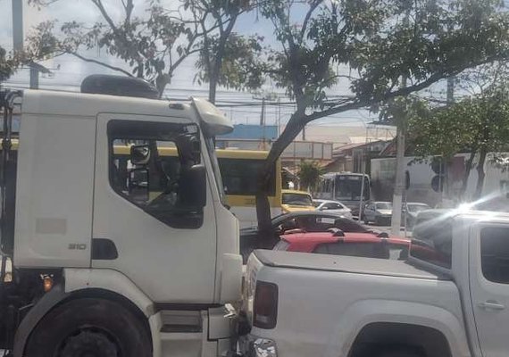 Carreta bate em veículos e deixa idoso ferido na Fernandes Lima
