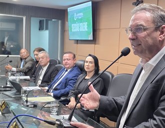 Prefeito Luciano parabeniza o médico Ulisses Pereira pelo título de Cidadão Honorário de Arapiraca