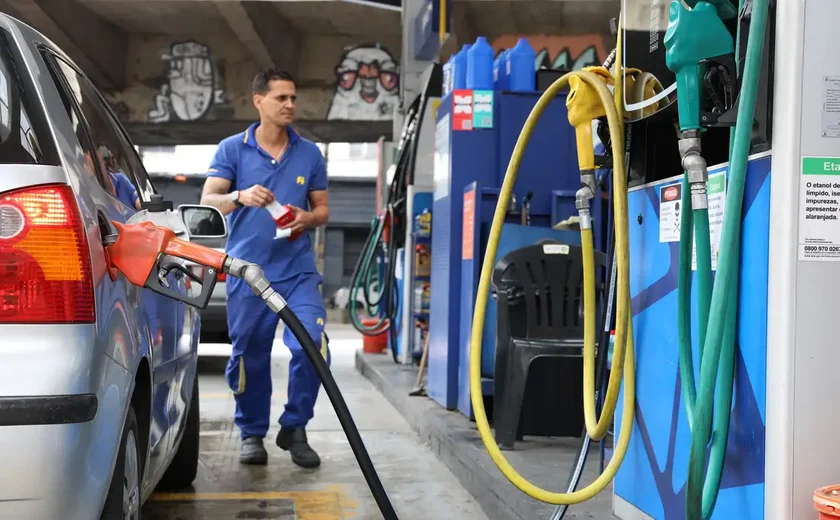 Governo fixa subvenção à gasolina em R$ 0,44 por litro