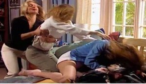 ‘Laços de Família’: Vem aí! Camila dá uma surra em Íris
