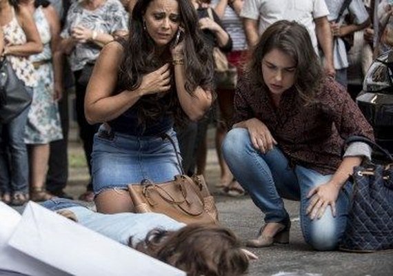 'Rock Story': Fique ligado! Julia vê Alex na rua e sofre grave acidente