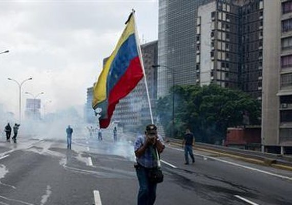 Ataque de grupo armado durante consulta opositora deixa dois mortos em Caracas