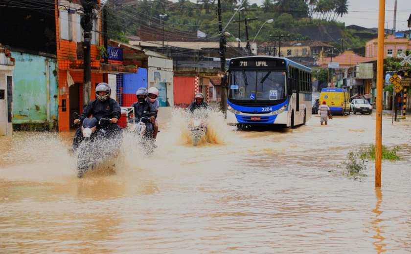 Com média de 100 mm de chuva em 12 horas, Defesa Civil de Maceió entra em alerta