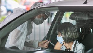 Maceió antecipa vacinação de pessoas com 58 anos com iniciais de A a L para esta 6ª (28)
