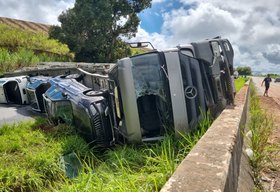 Tombamento de caminhão-cegonha bloqueia BR-101 em Alagoas