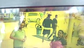 Veja vídeos: Após assalto, homem utiliza cartão de vítima para compras