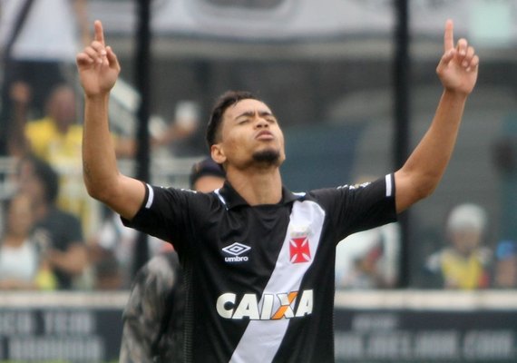 Com gols de Pikachu e Luís Fabiano, Vasco bate Bahia e vence a primeira