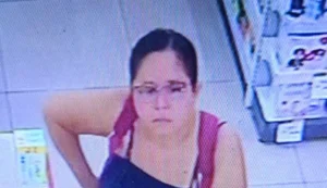 Mulher é flagrada por câmera de segurança furtando carteira em farmácia de Maceió