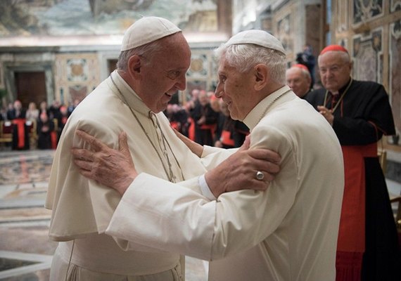 Papa Francisco e papa emérito Bento XVI foram vacinados contra a Covid-19