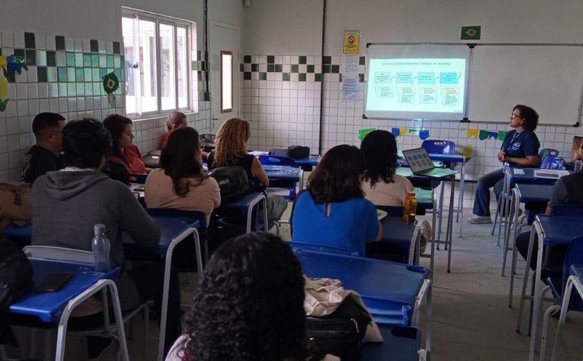 Saúde realiza ação preventiva sobre vape e tabagismo em escola municipal