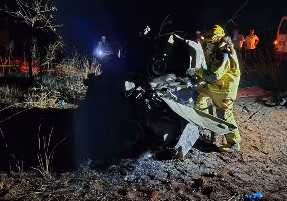 Acidente entre carro e carreta deixa cinco mortos em rodovia de MG