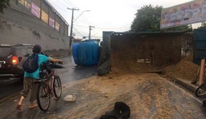 Caçamba tomba e deixa parte de avenida interditada