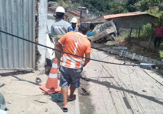 Condutor de caminhão perde controle da direção e atinge casa e poste no Benedito Bentes