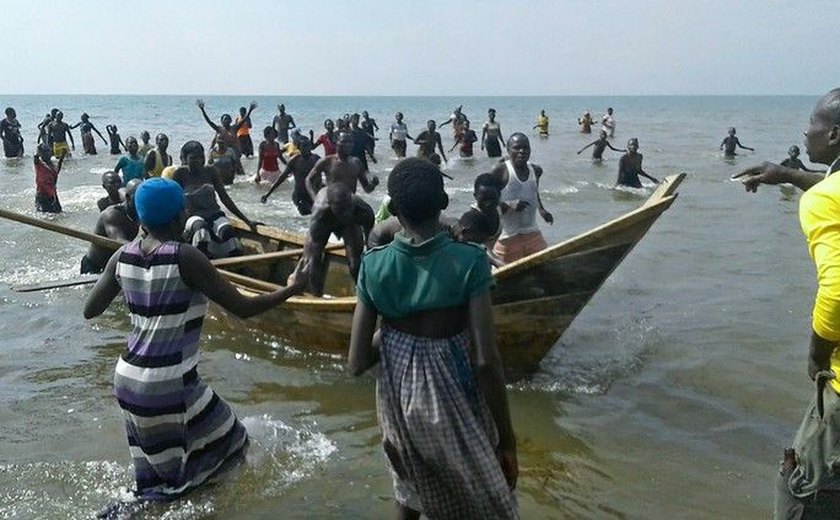 Em Uganda, naufrágio mata atletas e torcedores de um clube de futebol