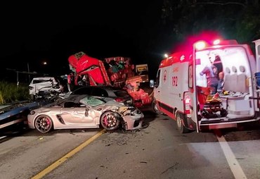 Acidente entre caminhão e carreta deixa um morto e dois feridos na BR-101